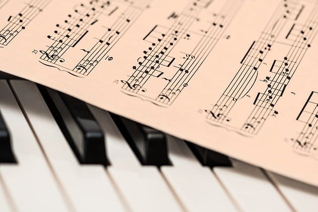Klavier-Tastatur mit Notenzettel